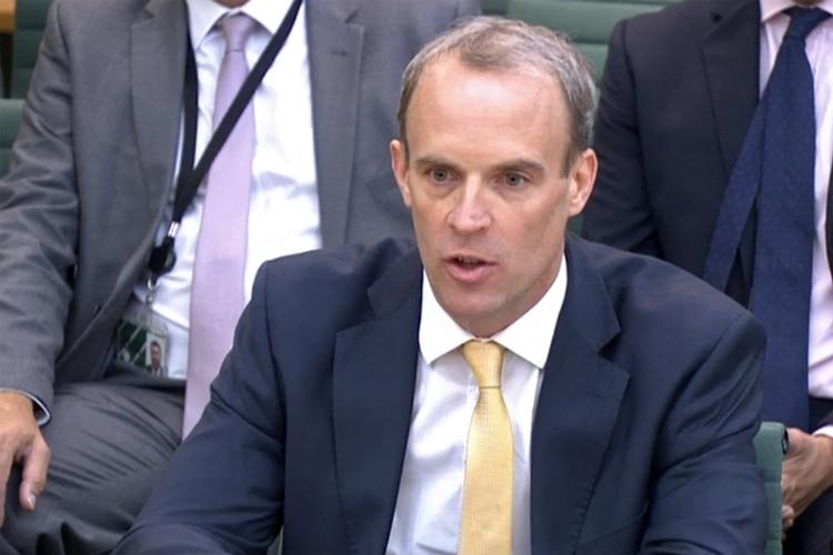 Udenrigsminister Dominic Raab svarer på spørgsmål i Underhuset, hvor han forsvarede beslutningen om at trække de britiske styrker ud af Afghanistan. Foto: Handout/Ritzau Scanpix