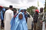 Alle skoler i en delstat i det nordvestlige Nigeria er lukket efter endnu en massebortførelse af skolebørn. Billedet er fra sidste år, hvor skolebørn genforenes med deres familier i Minna, Nigeria, tre måneder efter de blev kidnappet.  Foto: John Okunyomih/Ritzau Scanpix