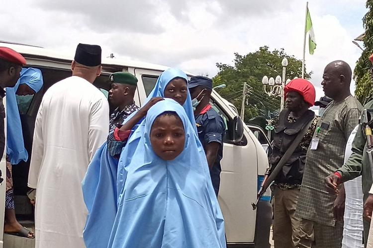 Alle skoler i en delstat i det nordvestlige Nigeria er lukket efter endnu en massebortførelse af skolebørn. Billedet er fra sidste år, hvor skolebørn genforenes med deres familier i Minna, Nigeria, tre måneder efter de blev kidnappet.  Foto: John Okunyomih/Ritzau Scanpix