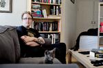 For et par måneder siden fik Christian Skræddergaard katten Pixel. Det hjælper på følelsen af ensomhed, at hun render rundt her i lejligheden sammen med mig, fortæller han.  Foto: Mathilde Bech