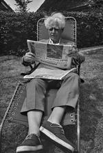 Julius Bomholt i sit sommerhus med den 'forkerte' avis mellem hænderne, for han var opdraget med 'Social-Demokraten og afviste hårdnakket at være brandesianer. Foto: Polfoto   Foto: Jens Glargaard/Polfoto