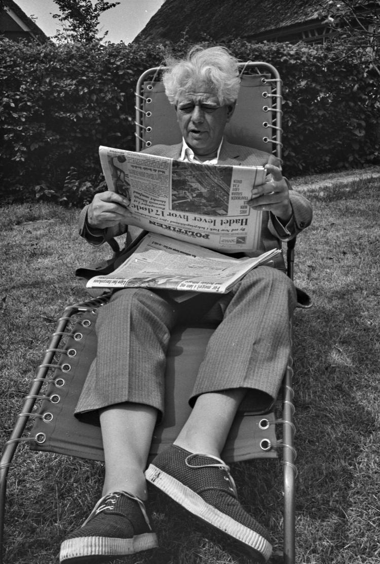 Julius Bomholt i sit sommerhus med den 'forkerte' avis mellem hænderne, for han var opdraget med 'Social-Demokraten og afviste hårdnakket at være brandesianer. Foto: Polfoto   Foto: Jens Glargaard/Polfoto