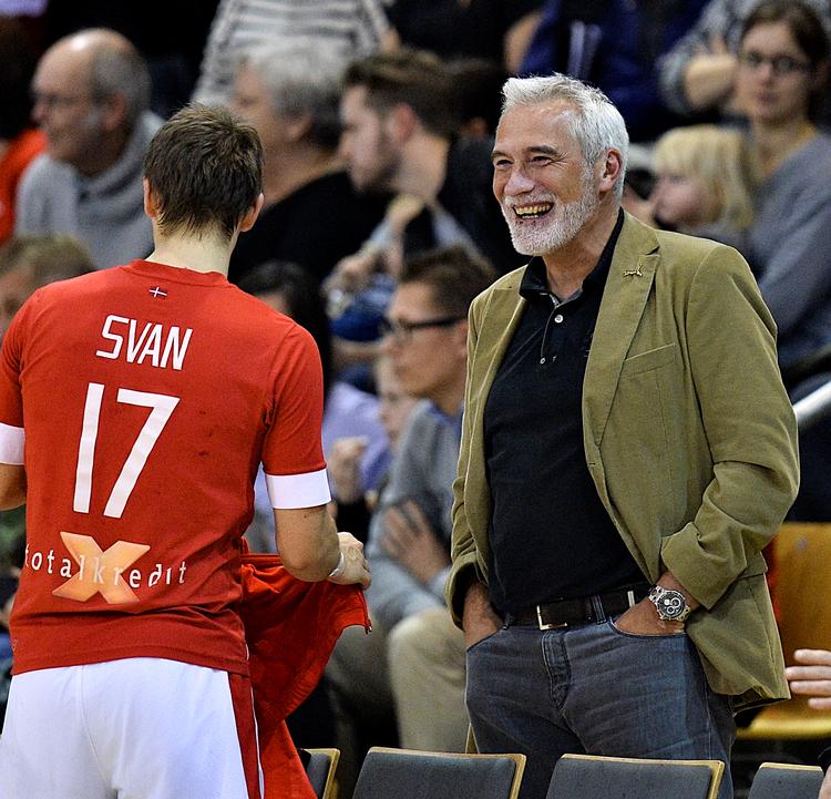 Billedet er seks år gammelt. Morten Stig Christensen, ny politisk formand for Dansk Håndbold Forbund (til højre) veksler ord med landsholdsveteranen Lasse Svan forud for en landskamp i Aarhus. Nu skal formanden stå i spidsen for en modernisering af håndboldforbundet. Foto: Ernst van Norde/POLFOTO
