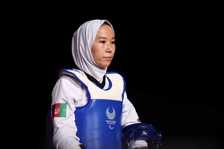 Den afghanske taekwondokæmper Zakia Khudadadi var natten til torsdag i aktion ved de paralympiske lege i Tokyo. Blot 10 dage, at hun blev evakueret fra Kabul. Foto: Thomas Peter/Ritzau Scanpix