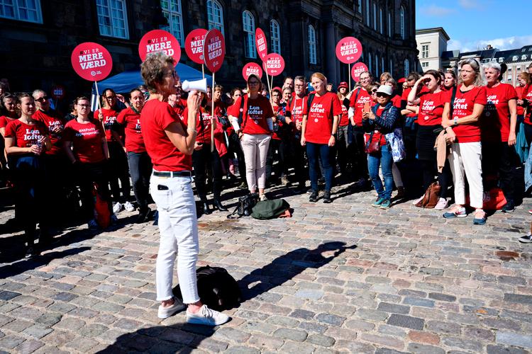 Formand for Dansk Sygeplejeråd Grete Christensen lover medlemmerne, at de ikke skal betale mere i kontingent end højst nødvendigt, efter at den lange konflikt har gjort et indhug i strejkekassen. Foto: Philip Davali/Ritzau Scanpix