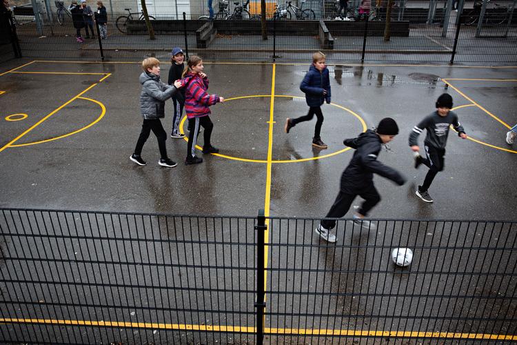 Retningslinjer for smitteopsporing i skolerne er ved at blive ændret. Det kan få stor betydning for skolebørn og deres forældre. Billedet er et arkivfoto. Foto: Martin Lehmann/POLFOTO