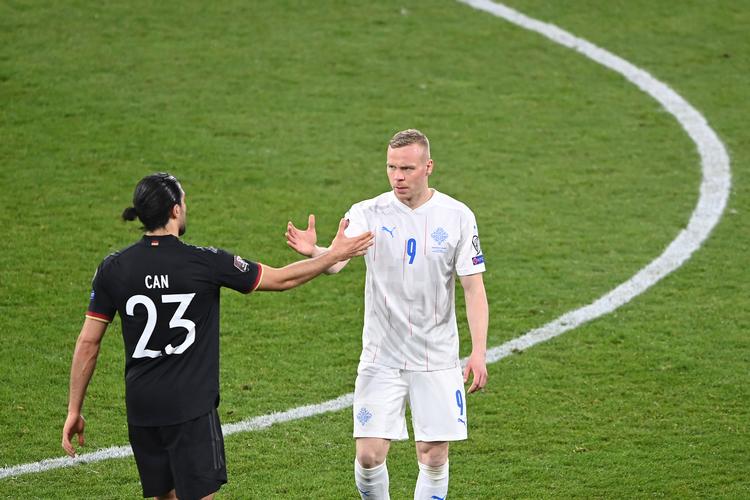 Kolbeinn Sigthorsson, der her siger tak for kampen til Emre Can efter en kamp mod Tyskland, er den mest scorende islandske landsholdsspiller sammen med legendariske Eidur Gudjohnsen. Hvordan karrieren fortsætter, er uvist. Foto: Marvin Ibo Guengoer/Ritzau Scanpix