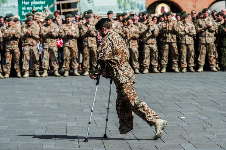 Da Flagdagen i 2012 blev afholdt, modtog to soldater, hjemvendt fra Afghanistan Hold 13, forsvarets medalje. 
Det skete ved en parade på Rådhuspladsen. Arkivfoto  Jesper Mortensen