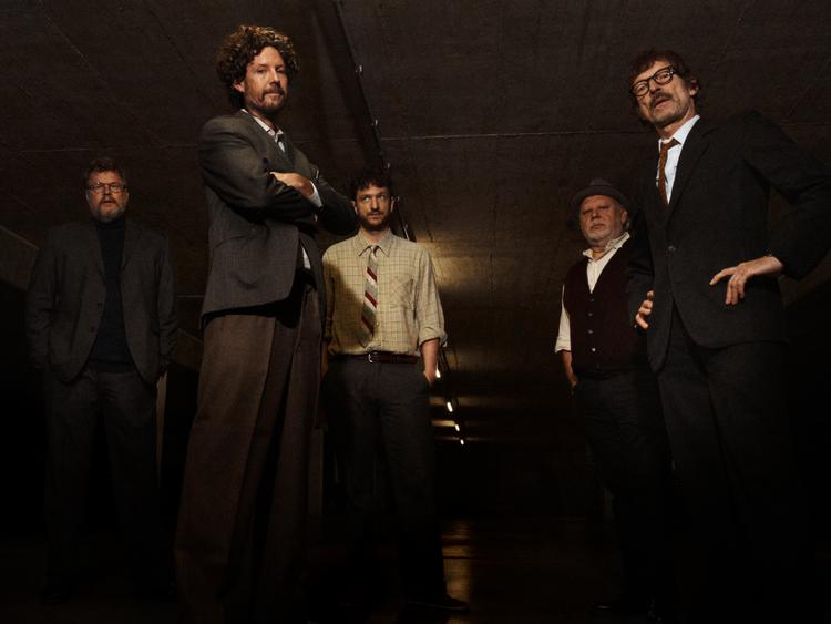 Rappioneren Max Herre (nr. 2 fra venstre) har allieret sig med jazzgruppen Web Web, og det er der kommet et cool album ud af. 
 Foto: Thomas Elsner