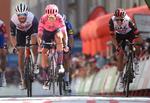 Magnus Cort henviser Rui Oliveira (t.h.) og Quinn Simmons til de sekundære pladser og vinder sin tredje etape i årets Vuelta a España
 Foto: Miguel Riopa/Ritzau Scanpix
