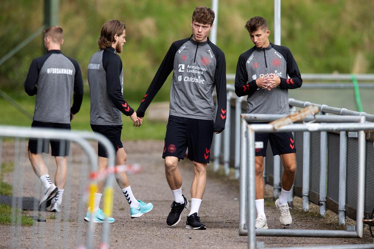 Et par af Kasper Hjulmands repræsentanter for en ny generation på vej til træning: Andreas Skov Olsen (i midten) og Jesper Lindstrøm (th.). Foto: Finn Frandsen