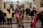 Manden, der er kendt som ’QAnon Shaman’, har fredag ifølge Reuters erklæret sig skyldig i anklager om at have deltaget i stormen på Kongressen i Washington D.C. Foto: Saul Loeb/Ritzau Scanpix