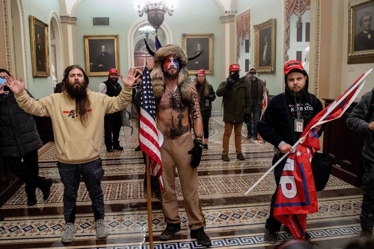 Manden, der er kendt som ’QAnon Shaman’, har fredag ifølge Reuters erklæret sig skyldig i anklager om at have deltaget i stormen på Kongressen i Washington D.C. Foto: Saul Loeb/Ritzau Scanpix