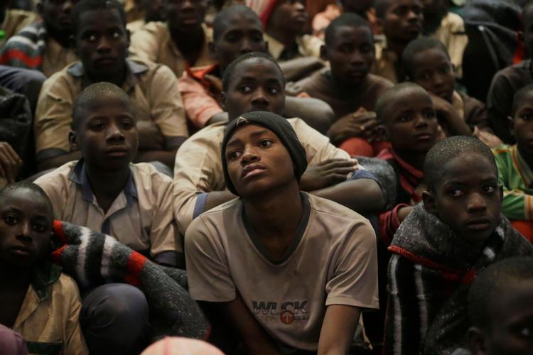 Boko Haram har blandt stået bag flere bortførelser af drenge og piger. Her er en gruppe drenge fotograferet i december 2020, efter at de er blevet løsladt. Drengene blev bortført fra deres skole i Katinsa i Nigeria.  Foto: Sunday Alamba/AP/Ritzau Scanpix