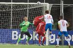 Et færøsk hovedstød på overliggeren var tæt på at koste Kasper Schmeichel et clean sheet i lørdagens VM-kamp. Foto: Finn Frandsen/POLFOTO