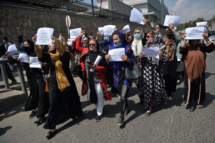 Kvinder har i flere dage gennemført demonstrationer for deres rettigheder. Billedet er fra Kabul i fredags.  Foto: Hoshang Hashimi/Ritzau Scanpix