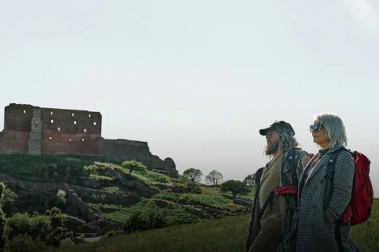 Anders Lund Madsen og Signe Lindkvist kom forbi Hammershus på deres vej gennem silderøgerier og folks haver på Bornholm. Foto: Screendump fra TV 2 Play