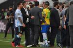 Lionel Messi og Neymar er genforenet i Paris SG, men i VM-kvalifikationen er de modstandere, men kun kortvarigt, da kampen i Sao Paulo er afburdt. Foto: Nelson Almeida/Ritzau Scanpix