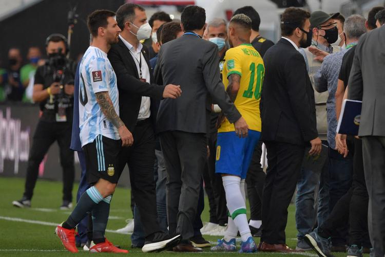 Lionel Messi og Neymar er genforenet i Paris SG, men i VM-kvalifikationen er de modstandere, men kun kortvarigt, da kampen i Sao Paulo er afburdt. Foto: Nelson Almeida/Ritzau Scanpix