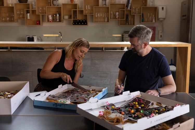 Maria Kolding og Nikolaj Christoffersen underviser begge på  bager- og konditoruddannelsen på Hotel- og Restaurantskolen. De er ikke imponerede over kvaliteten af kagerne i dagens test. Foto: Katrine Hørup Noer/POLFOTO