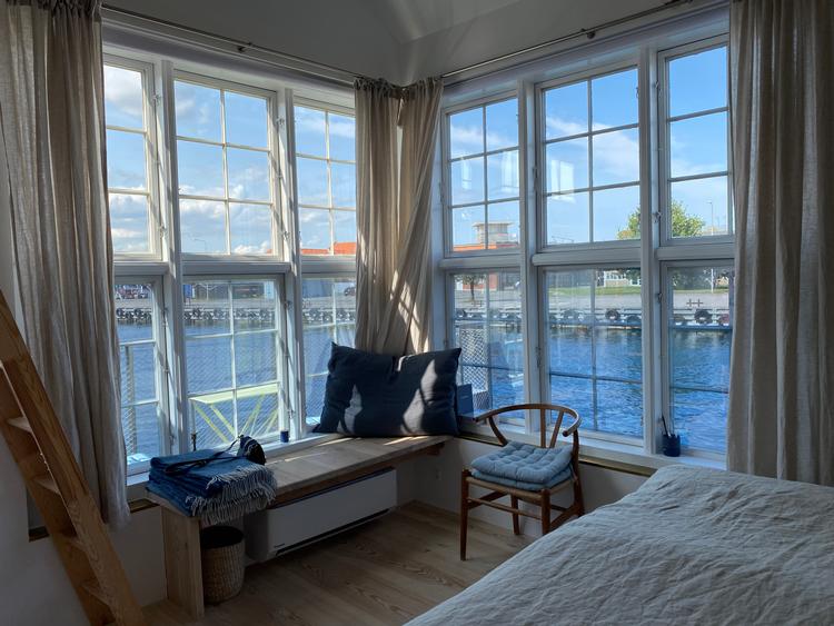 På trods af de blot 16 m2 har husbåden plads til både hyggekrog, dobbeltseng, tekøkken og hyggelig hems - alt med udsigt til vandet, naturligvis.  Foto: Eva Holtegaard-Kasler