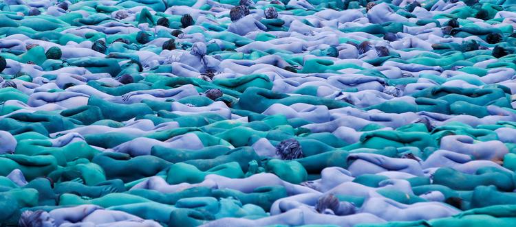  I 2016 skiftede en hovedgade i Kingston upon Hull i Yorkshire farve, da 3.200 nøgne og blåmalede mennesker stillede op til et værk af Spencer Tunick. Foto: Andrew Yates/Ritzau Scanpix