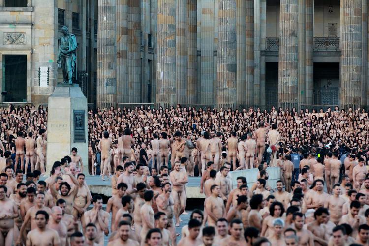 Her ses nøgne frivillige ved en af den amerikanske fotografs kunstevents i Columbia. Foto: John Vizcaino/Ritzau Scanpix