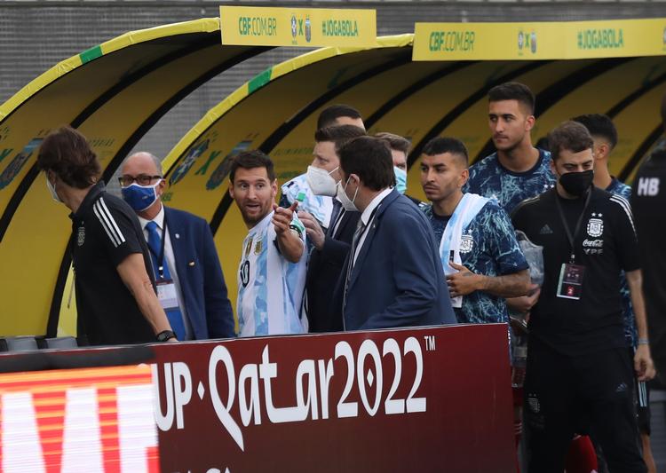Lionel Messi og Argentinas landshold blev eskorteret ud af stadion fem minutter inde i kampen mod Brasilien. Foto: Amanda Perobelli/Ritzau Scanpix