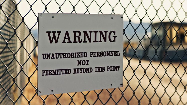 Area 51 er epicentret for den amerikanske ufo-mytologi og står som et billede for militærets tilbageholdelse af information. ’UFO’ trænger ind bag hegnet og giver troværdige bud på, hvad der foregår, når rumvæsnerne bliver en del af vores kulturelle samtale. Foto: SHOWTIME NETWORKS INC/ TV 2 