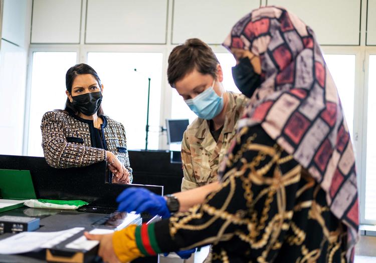 Flere tusinde afghanere er kommet til Storbritannien men 311 mangler stadig at blive hentet ud. Foto: Dominic Lipinski/Ritzau Scanpix