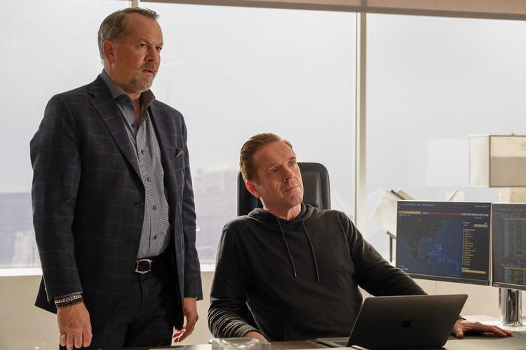 Superspekulanten Bobby Axelrod og hans tro væbner Mike Waggs er som vanligt parate til at bruge alle til rådighed stående midler for at få deres vilje igennem.  Foto: PR-foto: HBO Nordic