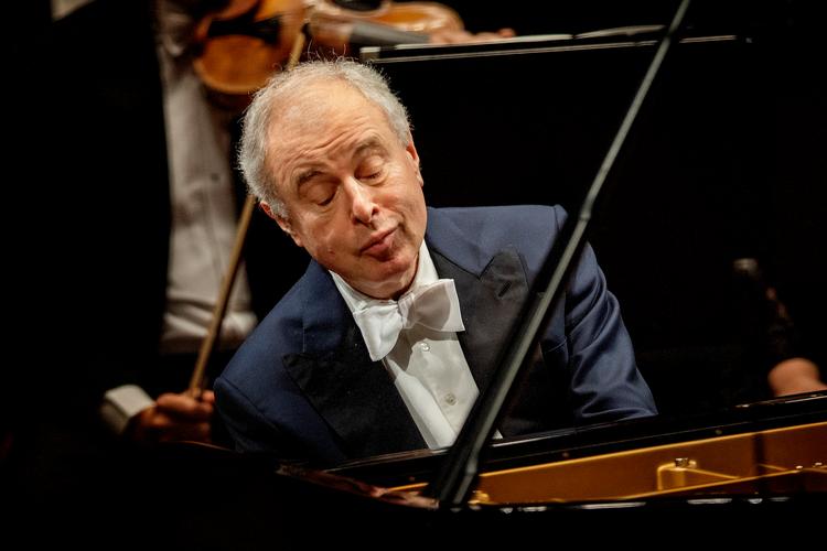 András Schiff spiller solostemme. Helt ud i detaljerne. Foto: Finn Frandsen/POLFOTO