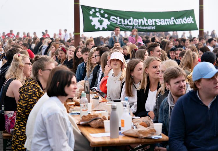 De nye studerende på Aalborg Universitet mødtes på Honnørkajen i Aalborg ved studiestart i år. Hvis tirsdagens reformudspil ender med en sænkning af dagpengesatsen, kan disse studerende se frem til færre penge, hvis de ikke får arbejde direkte efter endt uddannelse. Foto: Henning Bagger/Ritzau Scanpix