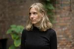 Emeli Bergman har lært om voksne ved at arbejde med børn. »Når jeg har konflikter med voksne, er jeg begyndt at tænke: 'Er du sulten?' eller 'Fik du ikke set fjernsyn i morges?'. Og man bliver meget mere undskyldende.  Sådan: »O.k., ja jeg kan se, at du er lidt frustreret«. Foto: Tilde Døssing Tornbjerg