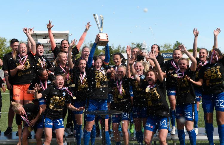 Selv om HB Køge vandt mesterskabet i juni  på hjemmebane, har 10 spillere sagt farvel, mens 13 nye er kommet til. Alt sammen for at styrke klubben i den videre færd mod et nyt DM og Champions League. Foto: Lars Poulsen