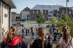 Mette Frederiksen og flere andre ministre besøgte sidste år boligområdet Motalavej i Korsør som led i indsatsen mod ghettoer. Nu er regeringen klar med et nyt udspil, der skal få personer med 'integrationsbehov' i arbejde. Foto: Marius Renner/POLFOTO