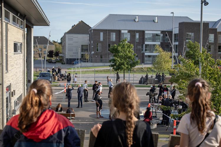 Mette Frederiksen og flere andre ministre besøgte sidste år boligområdet Motalavej i Korsør som led i indsatsen mod ghettoer. Nu er regeringen klar med et nyt udspil, der skal få personer med 'integrationsbehov' i arbejde. Foto: Marius Renner/POLFOTO