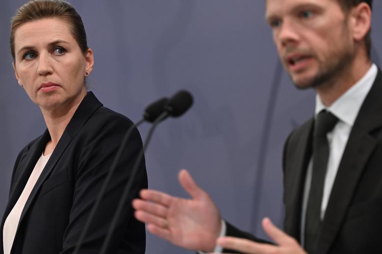 Mette statsminister Mette Frederiksen og beskæftigelsesminister Peter Hummelgaard under præsentationen af 'Danmark kan mere I'-udspillet. Foto: Philip Davali/Ritzau Scanpix