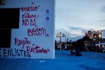 En mand deltager i en protest mod beslutningen om, at Bitcoin bliver officiel valuta i El Salvador. Det er det første land, der indfører kryptovaluta som officiel valuta. Nu hagler kritikken ned over præsidenten for det fattige land. 
 Foto: Jose Cabezas/Ritzau Scanpix