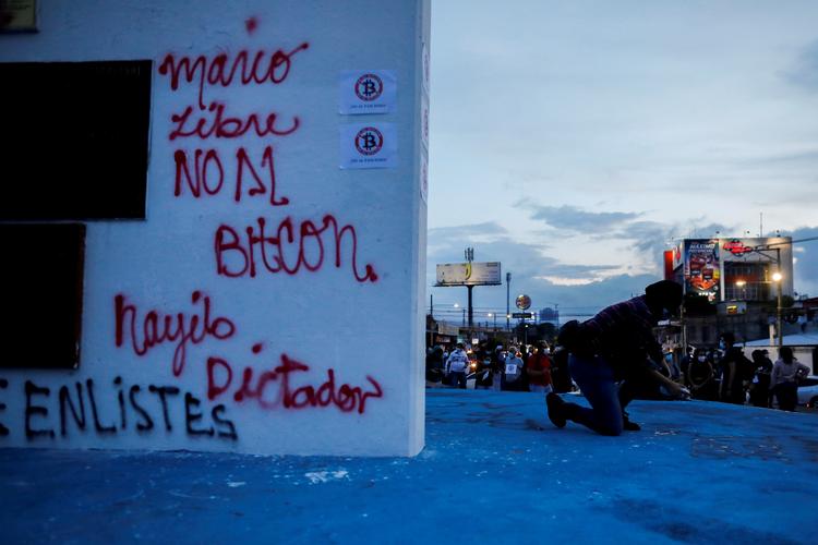 En mand deltager i en protest mod beslutningen om, at Bitcoin bliver officiel valuta i El Salvador. Det er det første land, der indfører kryptovaluta som officiel valuta. Nu hagler kritikken ned over præsidenten for det fattige land. 
 Foto: Jose Cabezas/Ritzau Scanpix