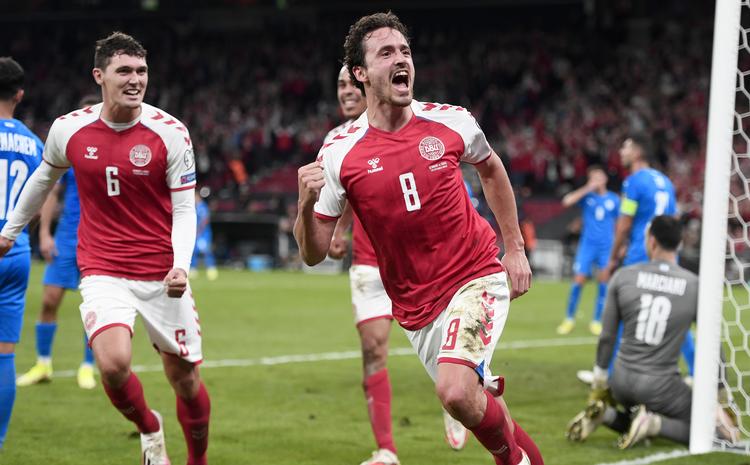     Thomas Delaney scorede til 4-0 på et kraftfuldt hovedstød, et af tre danske mål efter dødbolde. Foto: Lars Poulsen