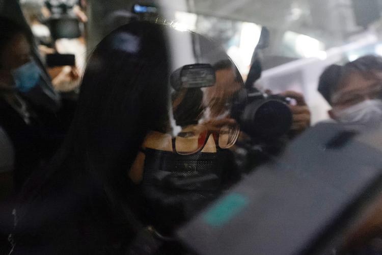 Advokaten og demokratiforkæmperen Chow Hang-tung ses her i en bil, efter at hun onsdag morgen blev arresteret. Foto: Tyrone Siu/Ritzau Scanpix