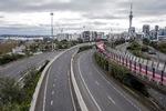 Normalt er trafikken tæt på motorvejene omkring Auckland, men New Zealands største by er stadig omfattet af nedlukning, og det vil den være lidt endnu, selv om resten af landet nu genåbner. Foto: David Rowland/Ritzau Scanpix