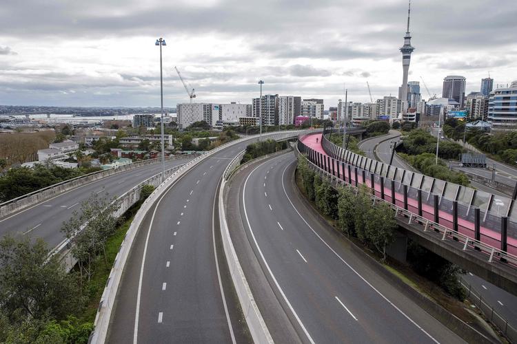 Normalt er trafikken tæt på motorvejene omkring Auckland, men New Zealands største by er stadig omfattet af nedlukning, og det vil den være lidt endnu, selv om resten af landet nu genåbner. Foto: David Rowland/Ritzau Scanpix