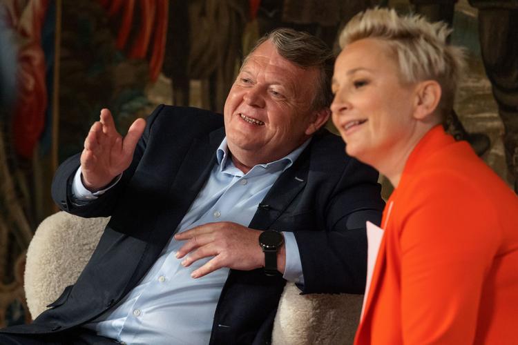 Ane Cortzen er på hårdt arbejde som vært, når hun skal fylde en hel time med smalltalk, mens malerne arbejder koncentreret. Foto: Sille Serup