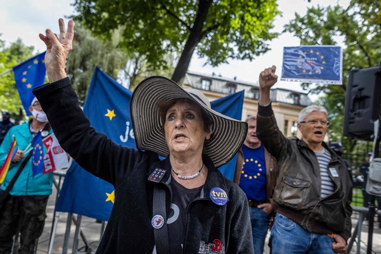 TOPSHOT - Pro-EU demonstrators protest on August 31, 2021 in front of the constitutional court in Warsaw. - Judges of Poland's constitutional court are to decide if the Polish constitution or the law of the European Union (EU) has primacy in the eastern European country. (Photo by Wojtek RADWANSKI / AFP) Foto: Wojtek Radwanski/Ritzau Scanpix