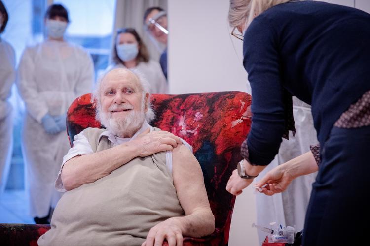 I januar fik de første danskere en vaccination mod corona. En af de aller første var Carl-Einar Jørgensen på plejecenter Fælledgården på  Østerbro. Foto: Marius Renner/POLFOTO