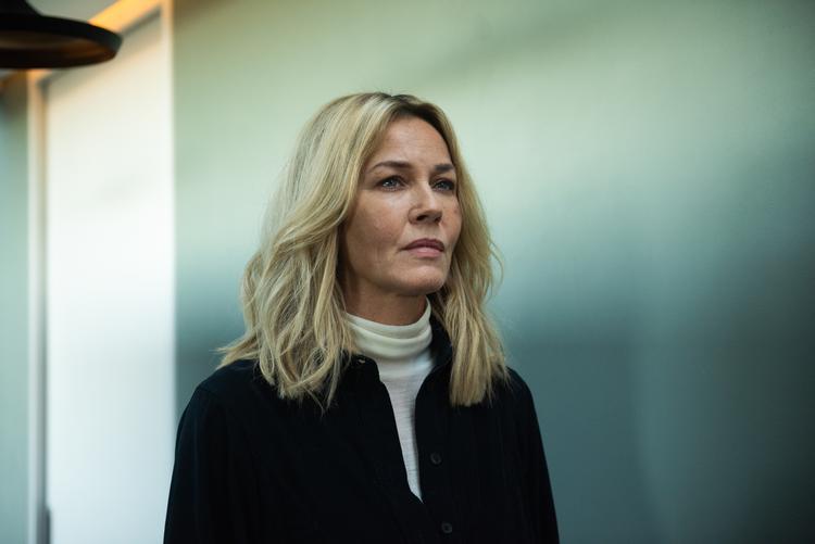 Connie Nielsen har hovedrollen som kvinden Jo, der efter en ulykke og hukommelsestab skal rekonstruere sin tilværelse. Det viser sig at være en ret uoverkommelig opgave.  Foto: PR-foto: Viaplay
