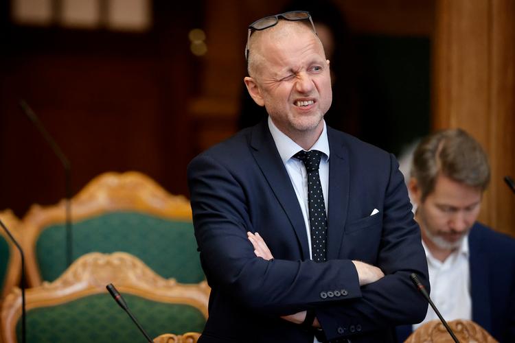 »Det er fuldstændigt barokt, at man afskaffer covid-19 som samfundskritisk sygdom, og så stort set samtidig truer med at tage det våben ud af våbenskabet igen«, siger Martin Geertsen (V). Foto: Jens Dresling/POLFOTO