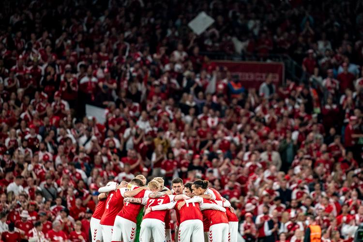 Velkommen til fodboldfestival i Parken. Aftenens band optræder i korte bukser, og det store kor udgøres af 35.000 kvinder, mænd og børn, der alle synger og skråler i 90 minutter., for nu er der fest, større end nogensinde. Foto: Mads Claus Rasmussen/Ritzau Scanpix